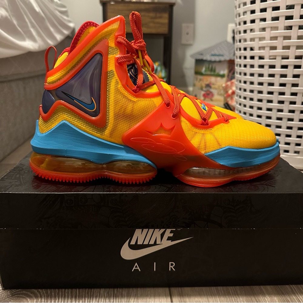 Nike Lebron 19 Tune Squad